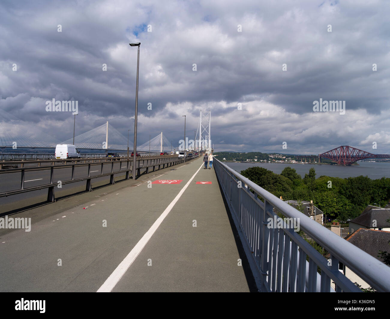 dh Forth Road Bridge a90 Scotland FORTH BRIDGE FIRTH OF FORTH Menschen zu Fuß über eine Straßenbrücke River Forth Autos Brücken Fuß Radweg Stockfoto