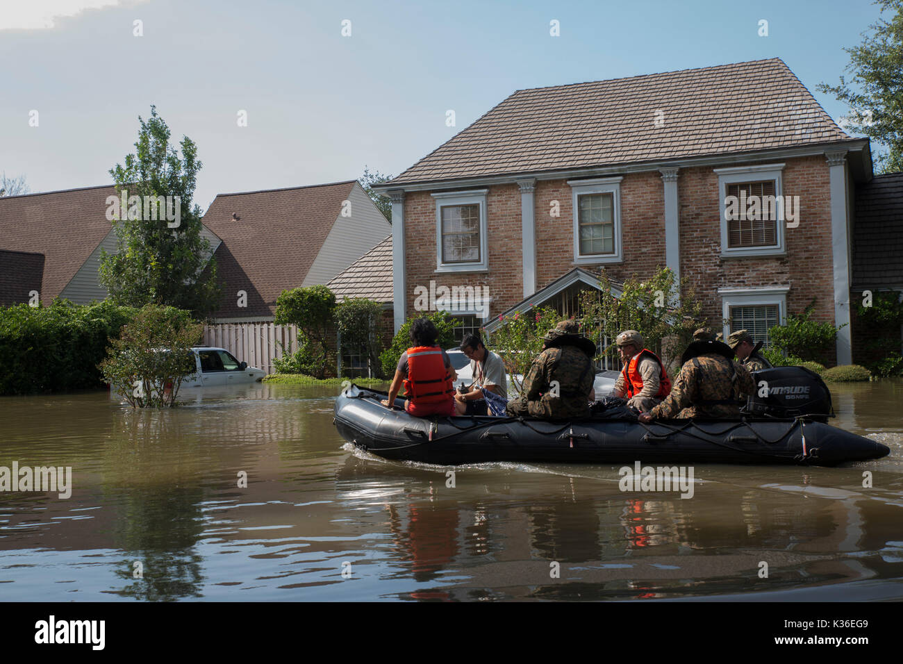 Houston, USA. 31 Aug, 2017. Us-Marines, Texas National Guards und Texas State Police evakuieren ein Paar durch Überschwemmungen in einer Wohnsiedlung in der Nachmahd des Hurrikans Harvey 31. August gestrandet, 2017 in Houston, Texas. Credit: Planetpix/Alamy leben Nachrichten Stockfoto