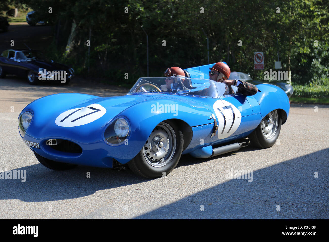 Fünf historischen D-Type Jaguar besuchen, Brooklands, Weybridge, Surrey, England, UK. 1. September 2017. D-Type Jaguar gewann die 24 Stunden von Le Mans Rennen 1955, 1956 und 1957. 1957, D-Typen wurden 1-2-3-4-6 platziert, mit nur einem einsamen Ferrari im 5. verderben die Parade. In Bild, Auto die Nummer "17" (Equipe Los Amigos, XKD 513, 'Short-Nase') wurde Dritte in Le Mans 1957. Stockfoto