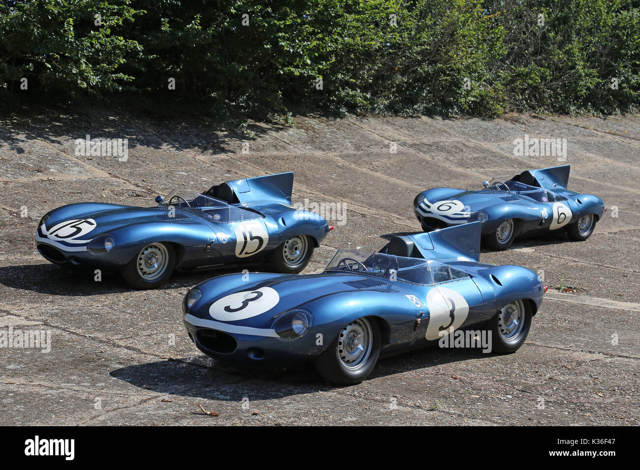 Fünf historischen D-Type Jaguar besuchen, Brooklands, Weybridge, Surrey, England, UK. 1. September 2017. D-Type Jaguar gewann die 24 Stunden von Le Mans Rennen 1955, 1956 und 1957. 1957, D-Typen wurden 1-2-3-4-6 platziert, mit nur einem einsamen Ferrari im 5. verderben die Parade. In Bild, auf der Mitglieder Banking gezeigt, Auto Nummer '3' (Ecurie Ecosse, XKD 606) ist der Le Mans Sieger und Auto '15' (Ecurie Ecosse, XKD 603) kam an zweiter Stelle. Auto '6' (Ecurie Ecosse, XKD 504) war der erste lange Nase D-Typ gebaut. Stockfoto