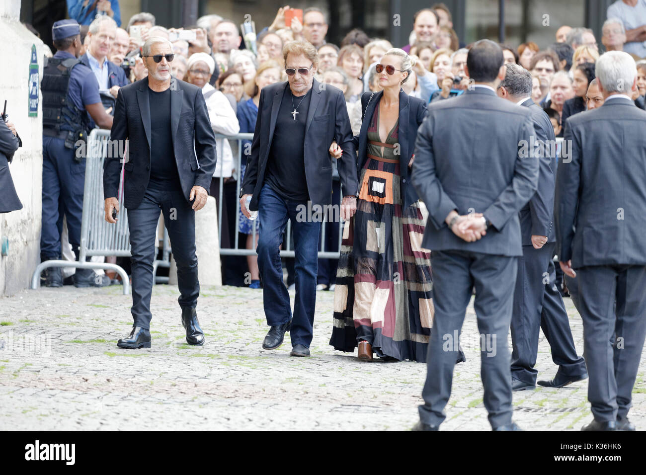 Paris, Frankreich. 1. September 2017. Jean-Claude Darmon, Johnny und Laeticia Hallyday Besuchen des Mireille Darc Beerdigung in der Kirche Saint-Sulpice am 1. September 2017 in Paris, Frankreich. Quelle: Bernard Menigault/Alamy leben Nachrichten Stockfoto