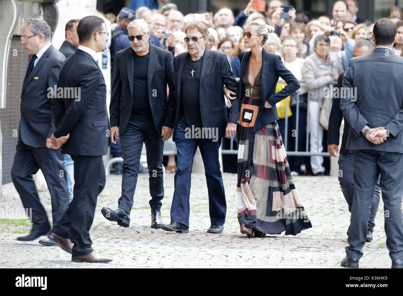 Paris, Frankreich. 1. September 2017. Jean-Claude Darmon, Johnny und Laeticia Hallyday Besuchen des Mireille Darc Beerdigung in der Kirche Saint-Sulpice am 1. September 2017 in Paris, Frankreich. Quelle: Bernard Menigault/Alamy leben Nachrichten Stockfoto