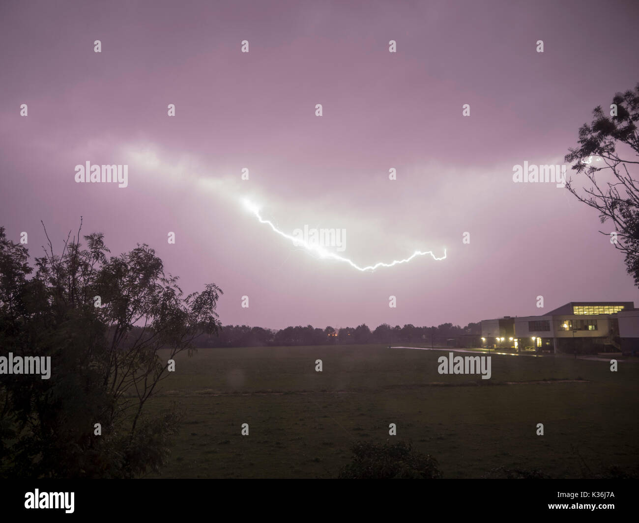 Sheerness, Kent. 2. Sep 2017. UK Wetter: Blitz über Sheerness. Gebäude im Bild: Oase Akademie Insel Sheppey (West Campus) und Spielen der Felder. Um Mitternacht: starker Wind, starker Regen und zunächst leise Blitz, Donner folgte um 12.30 Uhr, wenn die meisten dieser Bilder aufgenommen wurden. Credit: James Bell/Alamy leben Nachrichten Stockfoto