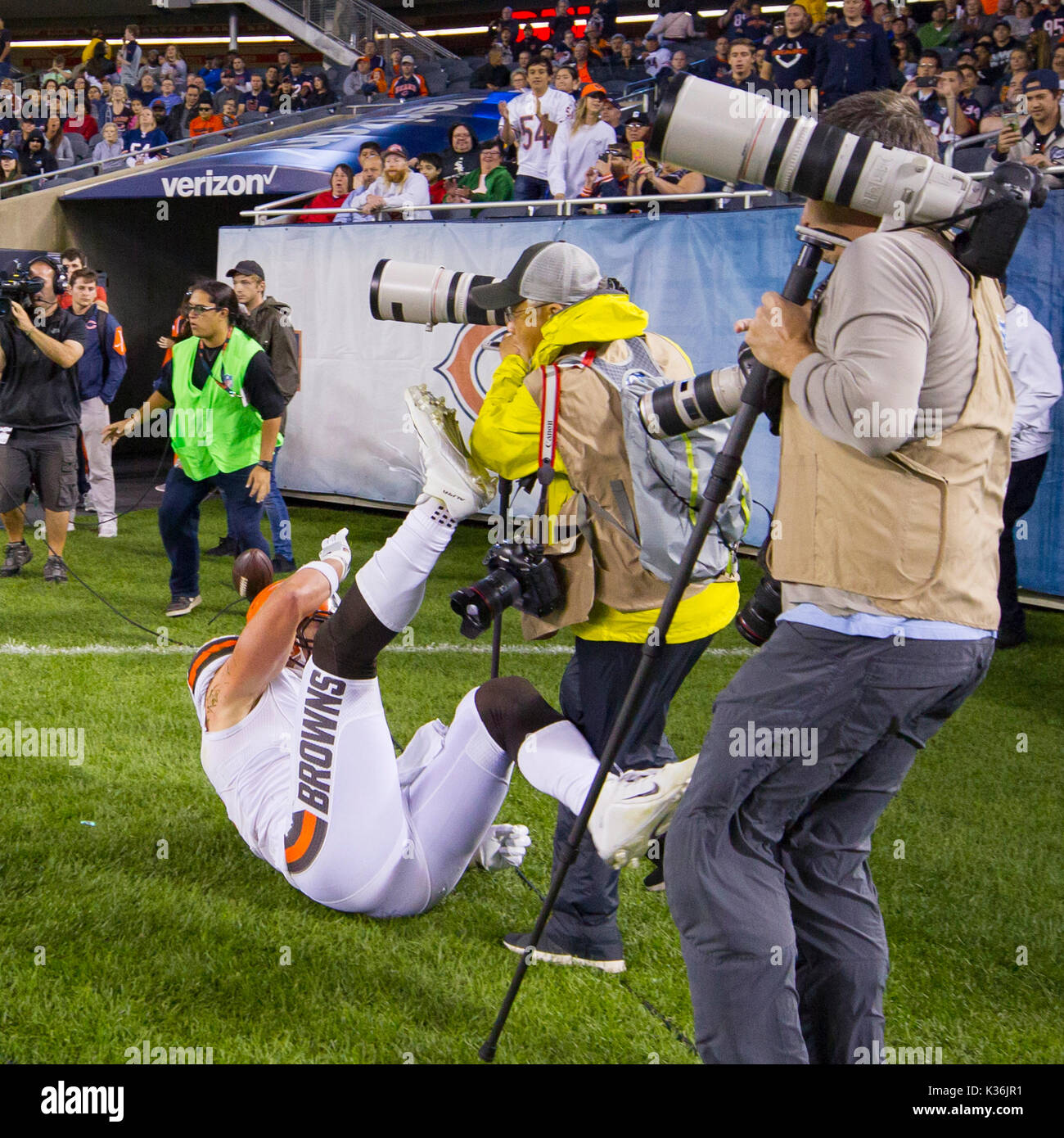 31. August 2017: Chicago, Illinois, USA - Braun #87 Seth DeValve läuft in Associated Nam Y. Huh während der NFL preseason Spiel zwischen den Cleveland Browns und Chicago Bears im Soldier Field in Chicago, IL. Stockfoto