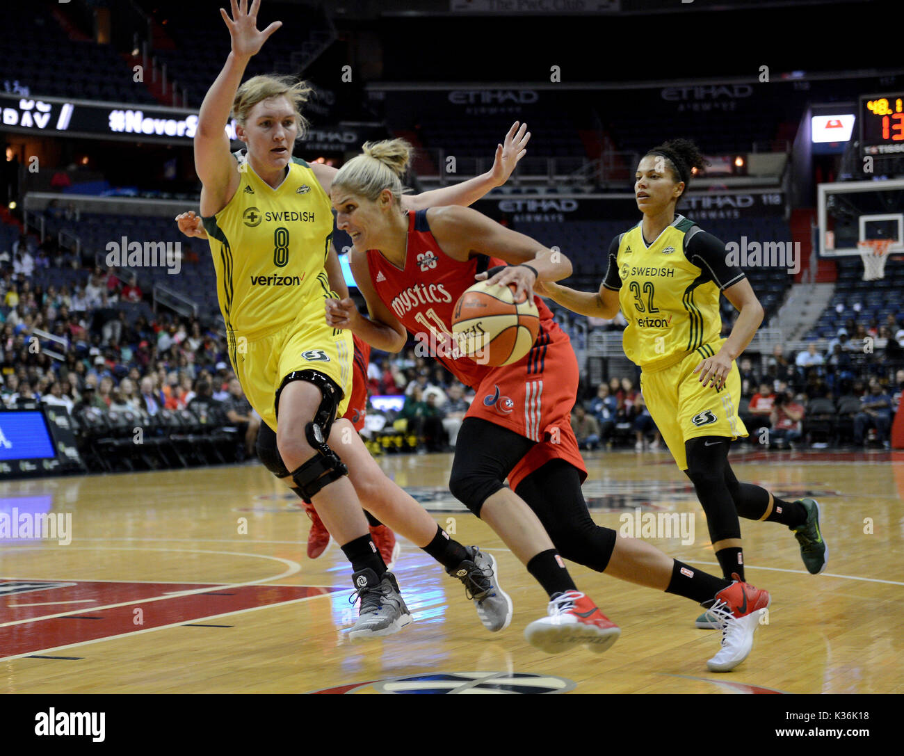 Washington, DC, USA. 1. Sep 2017. 20170901 - Washington Mystics vorwärts ELENE delle Donne (11) Laufwerke gegen Seattle Storm Center CAROLYN SCHWERTER (8) in der ersten Hälfte in der Hauptstadt zu einer Arena in Washington. Credit: Chuck Myers/ZUMA Draht/Alamy leben Nachrichten Stockfoto