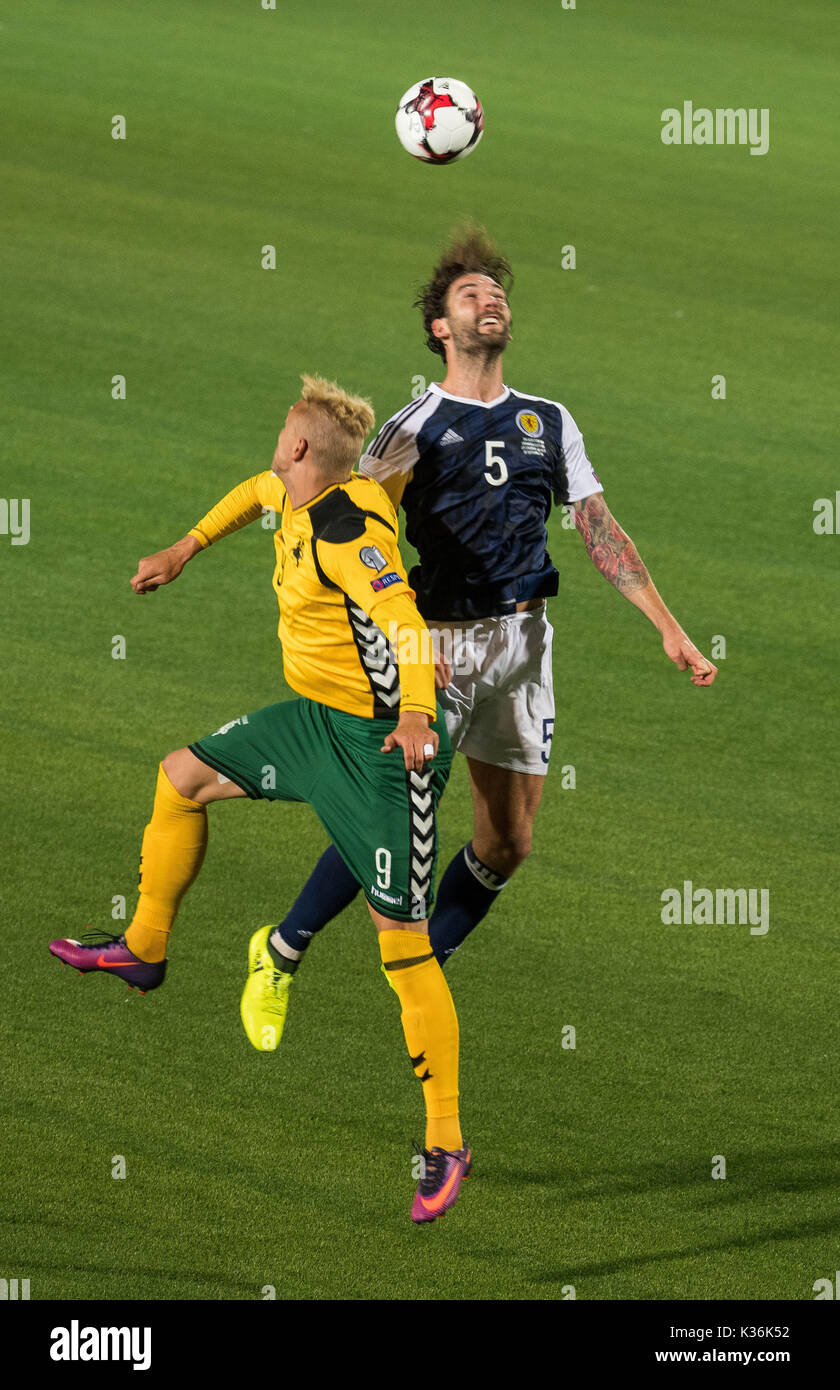 Vilnius, Litauen. 1. Sep 2017. Charlie Mulgrew (R) von Schottland Mias mit Deivydas Matulevicius Litauens während der FIFA-Weltmeisterschaft europäischen Qualifikation Gruppe F Match zwischen Litauen und Schottland an LFF Stadion in Vilnius, Litauen, an Sept. 1, 2017. Schottland gewann 3-0. Credit: alfredas Pliadis/Xinhua/Alamy leben Nachrichten Stockfoto