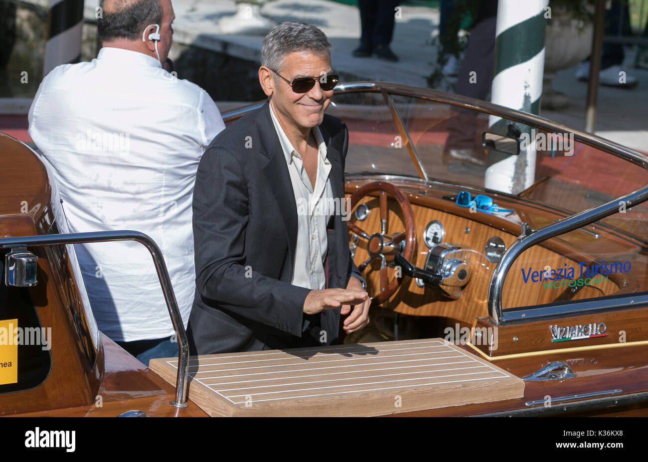 Venedig, Italien. 01 Sep, 2017. George Clooney fährt mit dem Boot während des 74. Filmfestival von Venedig im Hotel Excelsior in Venedig, Italien, am 01. September 2017. - Keine LEITUNG SERVICE - Foto: Hubert Boesl/dpa/Alamy leben Nachrichten Stockfoto