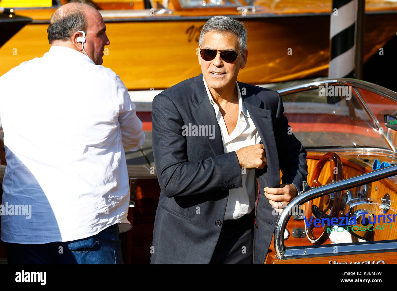 Venedig, Italien. 01 Sep, 2017. George Clooney chauffiert werden von Alessandro greco beim Verlassen des Hotel Excelsior nach Interviews geben während des 74. Filmfestival von Venedig am 01 September, 2017 in Venedig, Italien Quelle: geisler - fotopress/alamy leben Nachrichten Stockfoto