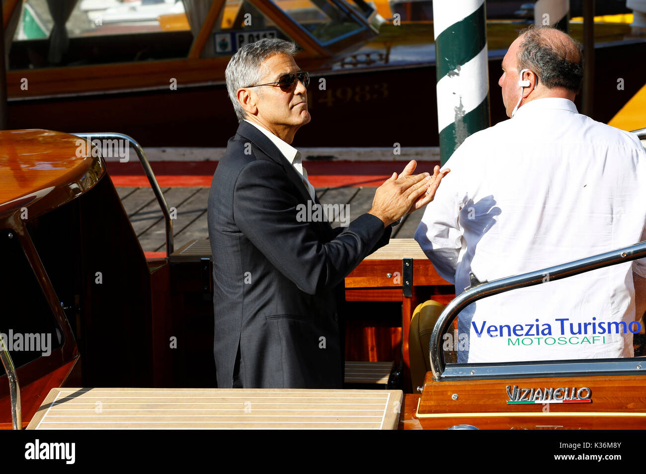 Venedig, Italien. 01 Sep, 2017. George Clooney chauffiert werden von Alessandro greco beim Verlassen des Hotel Excelsior nach Interviews geben während des 74. Filmfestival von Venedig am 01 September, 2017 in Venedig, Italien Quelle: geisler - fotopress/alamy leben Nachrichten Stockfoto