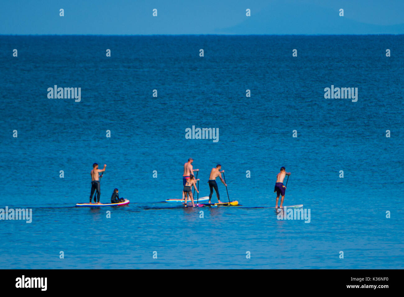 Aberystwyth Wales UK, Samstag, 02. September 2017 UK Wetter - auf einem hellen, sonnigen und warmen September Morgen eine Gruppe von Freunden gehen paddleboarding auf dem ruhigen Meer aus Aberystwyth Wales. Das Wetter ist, sich über Nacht zu ändern, drehen bedeckt mit einer Band von Regen in Schwungvollen aus dem Westen Foto: Keith Morris/Alamy leben Nachrichten Stockfoto