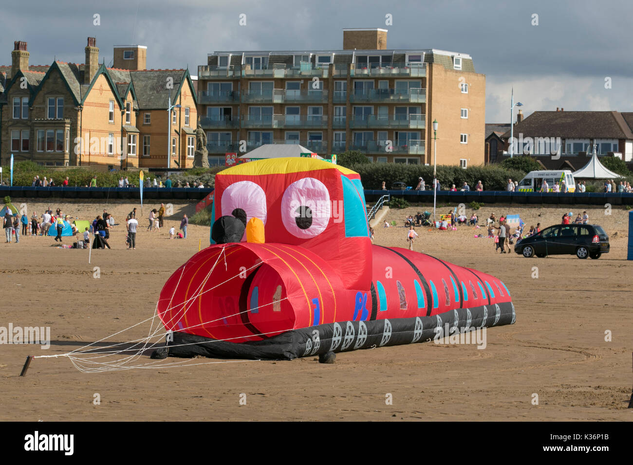 Lytham St Annes, Blackpool, 2. September, 2017. St. Annes kite Festival. Der Himmel über Saint Annes on Sea, direkt am Meer, wurden mit Farbe als fabelhafte Anzeige Drachen & kids awash Zug Boden bouncer auf die Luft am Strand neben der Seebrücke. Die Veranstaltung mit einer Leitung Peter Lynn kites in allen Formen und Größen, und einen roten Zug. Stockfoto