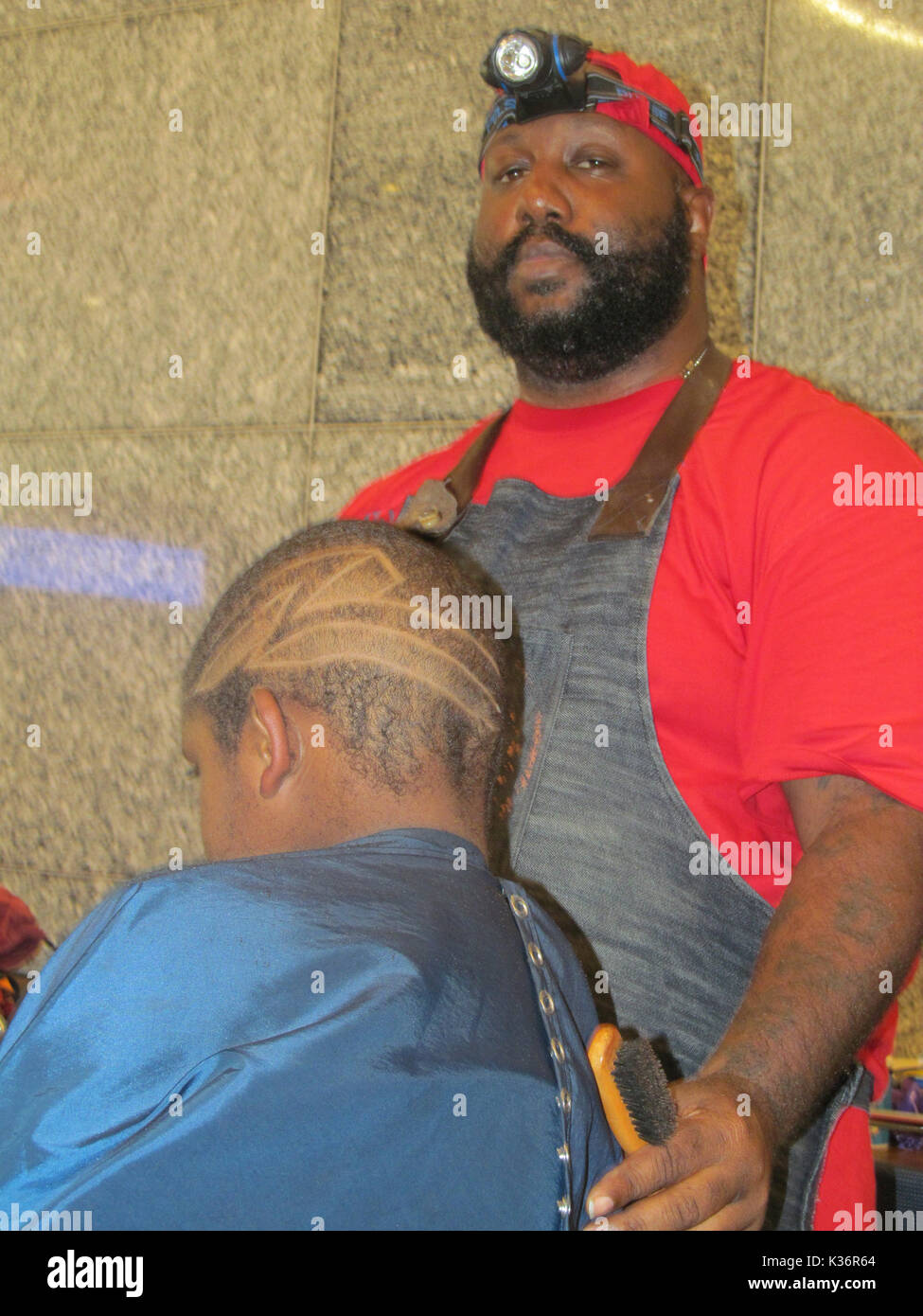 Houston, USA. 01 Sep, 2017. Ein junger Mann, seine Haare von einem freiwilligen Friseur an der George R Brown Convention Center in Houston, USA, 01. September 2017. Eine Woche nach der Flutkatastrophe vom 'Hurricane Harvey', die eine beispiellose Menge an Regen gebracht, tausende von Menschen, die noch obdachlos geworden sind, leben hier. Foto: Frank Fuhrig/dpa/Alamy leben Nachrichten Stockfoto