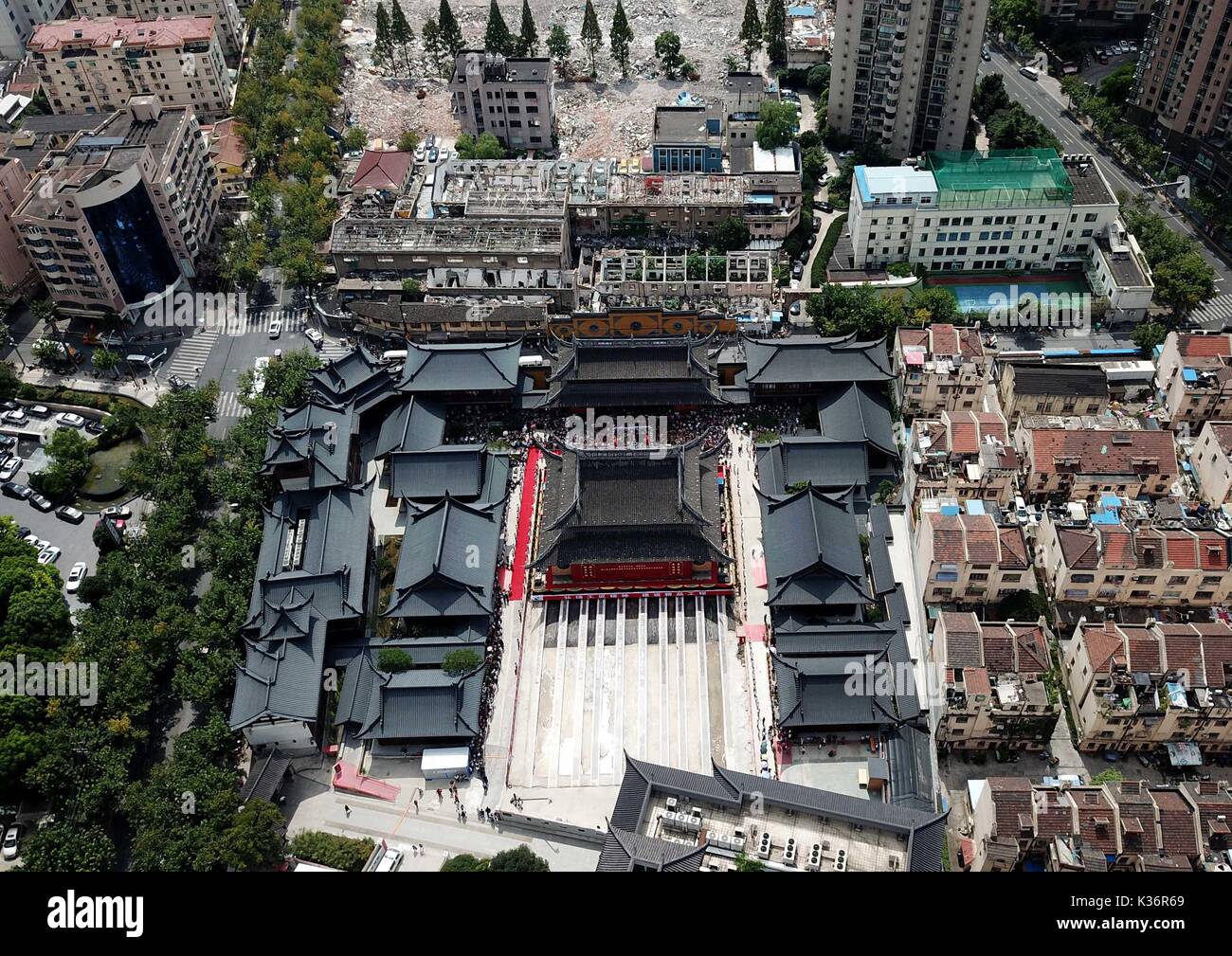 Shanghai, China. 2. Sep 2017. Luftaufnahme zeigt die Haupthalle des Yufo Tempel in Shanghai, China, Sept. 2, 2017 verlagert werden. Die Haupthalle des 130-jährigen Yufo Tempel begann ihre integral Umzug am Samstag, als ein Teil der schützenden Renovierung des Tempels. Die Halle wird nach Norden 30,66 Meter in zwei Wochen verschoben werden. Quelle: Ren Long/Xinhua/Alamy leben Nachrichten Stockfoto