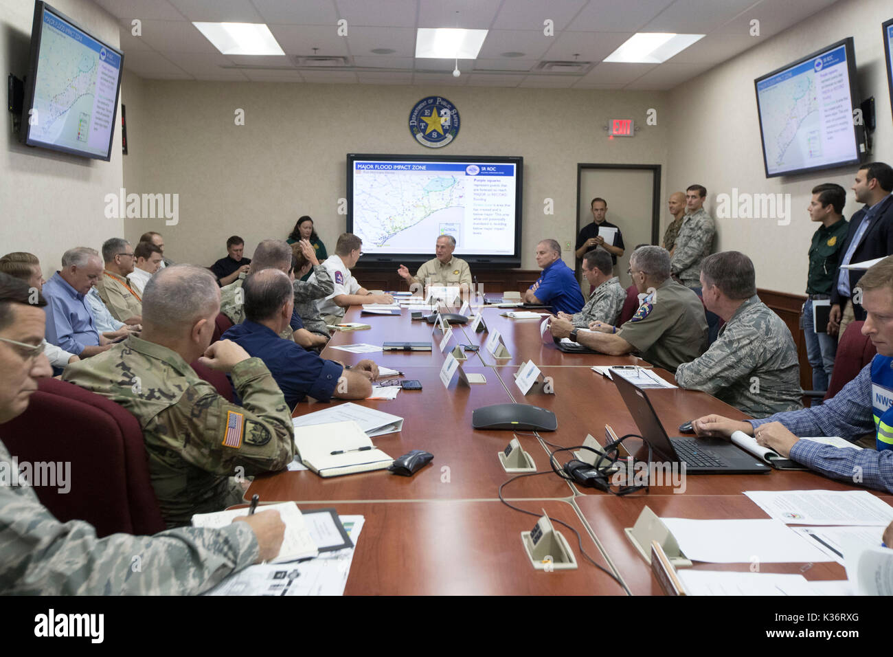 Austin, Texas, USA Sept. 1, 2017: Texas reg. Greg Abbott und Not Beamte weiterhin Reaktion auf umfangreiche Hurrikan Harvey Schäden am Fachbereich Öffentliche Sicherheit Emergency Operations Center (EOC). Credit: Bob Daemmrich/Alamy leben Nachrichten Stockfoto