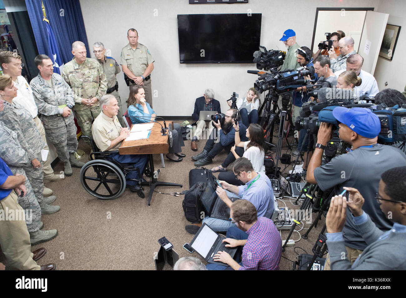 Austin, Texas, USA Sept. 1, 2017: Texas reg. Greg Abbott und Not Beamte weiterhin Reaktion auf umfangreiche Hurrikan Harvey Schäden an der Texas Abt. Öffentliche Sicherheit Emergency Operations Center (EOC). Credit: Bob Daemmrich/Alamy leben Nachrichten Stockfoto