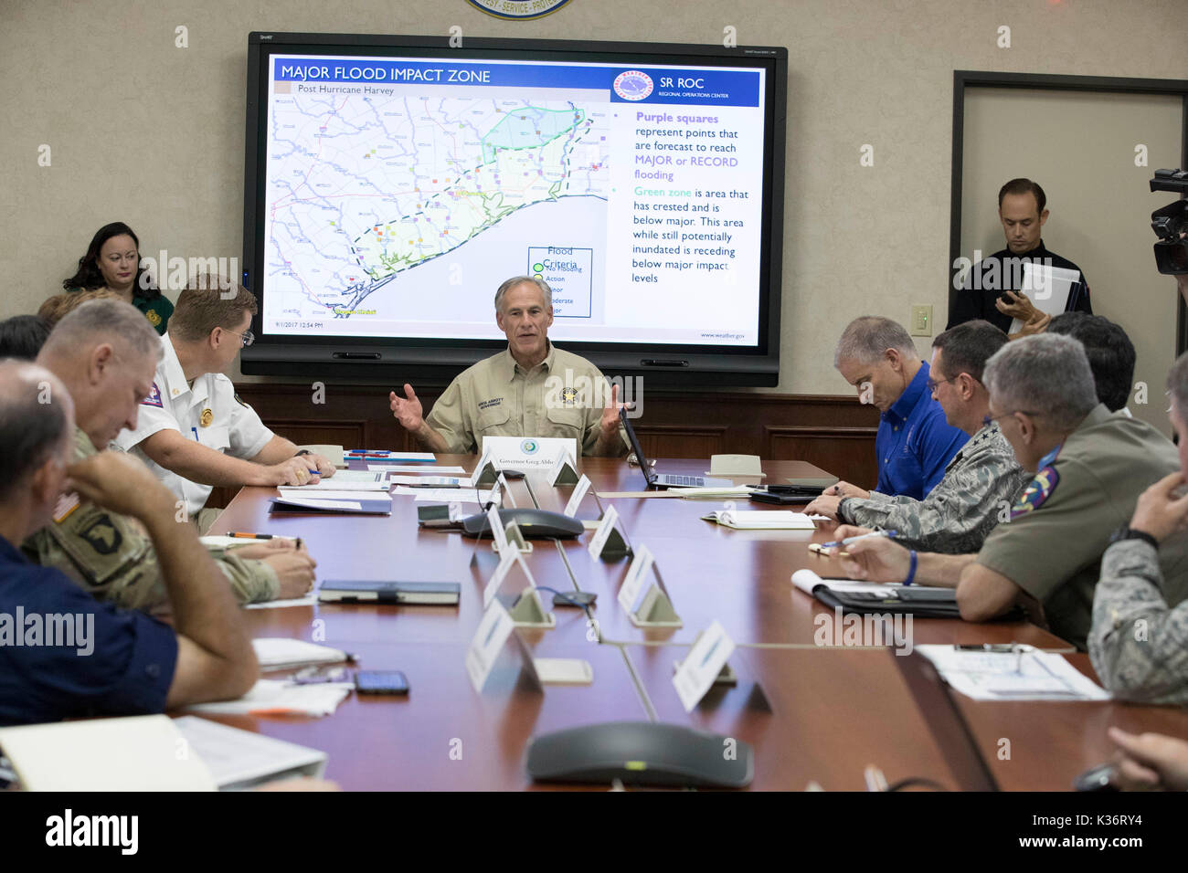 Austin, Texas, USA Sept. 1, 2017: Texas reg. Greg Abbott und Not Beamte weiterhin Reaktion auf umfangreiche Hurrikan Harvey Schäden am Fachbereich Öffentliche Sicherheit Emergency Operations Center (EOC). Credit: Bob Daemmrich/Alamy leben Nachrichten Stockfoto