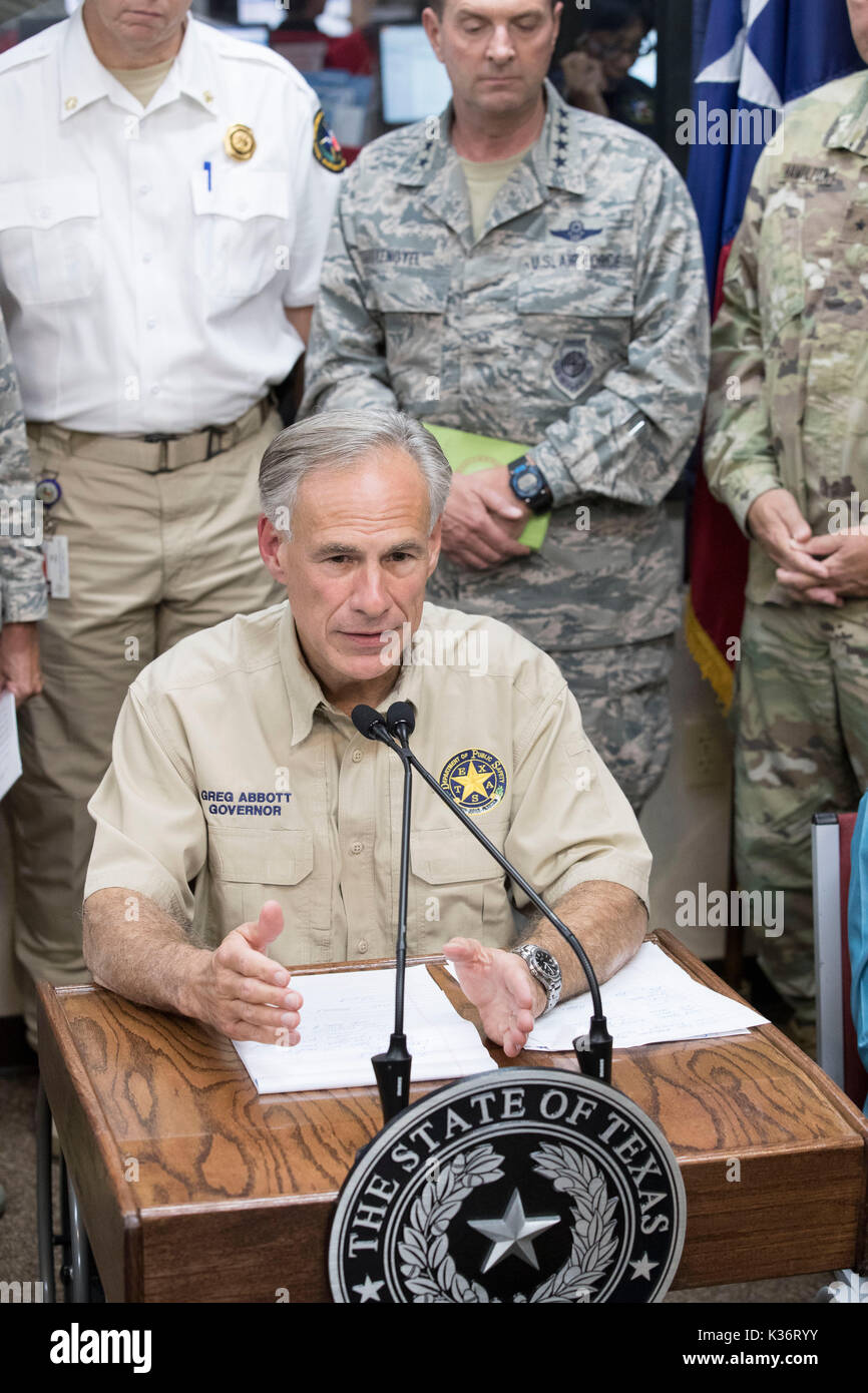 Austin, Texas, USA Sept. 1, 2017: Texas reg. Greg Abbott und Not Beamte weiterhin Reaktion auf umfangreiche Hurrikan Harvey Schäden an der Texas Abt. Öffentliche Sicherheit Emergency Operations Center (EOC). Credit: Bob Daemmrich/Alamy leben Nachrichten Stockfoto