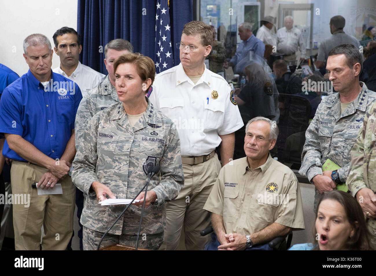 Austin, Texas, USA Sept. 1, 2017: Air Force General Lori Robinson spricht als Texas reg. Greg Abbott und Not Beamte weiterhin Reaktion auf umfangreiche Hurrikan Harvey Schäden am Fachbereich Öffentliche Sicherheit Emergency Operations Center (EOC). Credit: Bob Daemmrich/Alamy leben Nachrichten Stockfoto