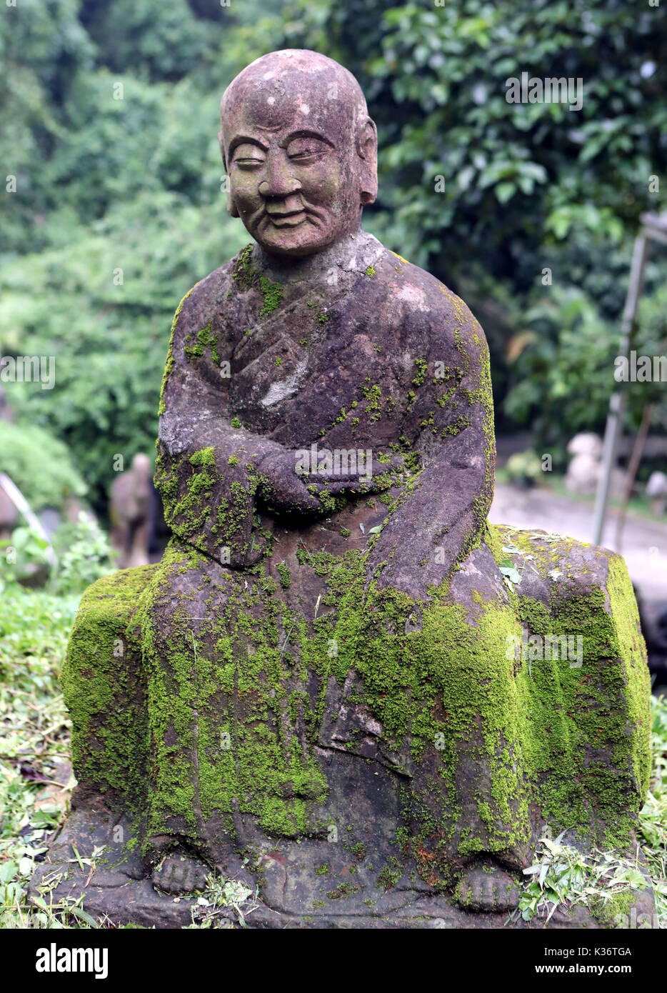 (170902) - HONGKONG, Sept. 2, 2017 (Xinhua) - ein Stein Figur im innenhofbereich von Wong Yu Cho, Sammler von Stein Skulptur gesehen wird, in Hongkong von South China Sept. 1, 2017. Wong, in der Familie, dass unzählige Vermögen in Skulpturen aus Stein für Generationen investiert hat, ist selbst begeisterter Sammler. Er pflegt eine Hoffnung, dass seine Sammlung in einem Freizeitpark oder eine Ausstellungshalle in Hongkong ausgestellt werden können, so dass alle diese kostbaren Stücke von der Öffentlichkeit gesehen werden kann. "Alle diese Skulpturen aus Stein gehören zu der ganzen Nation als Teil unseres kulturellen Erbes statt einer bestimmten p Stockfoto