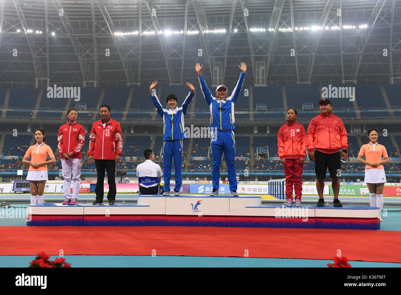 Tianjin, China National Games in North China Tianjin Gemeinde. 2. Sep 2017. Goldmedaillenträger Li Dan (5 L) von Liaoning, silbermedaillengewinner Zhang Deshun (2 L) von Yunnan und Bronze medaillenträger Wang Xueqin (3. R) der Jiangsu nehmen an der Preisverleihung nach Frauen 10.000 m-Finale bei den 13 chinesischen Nationalen Spiele in North China Tianjin Gemeinde, Sept. 2, 2017. Li Dan gewann die Goldmedaille mit 34 Minuten und 0,25 Sekunden. Credit: Li Bo/Xinhua/Alamy leben Nachrichten Stockfoto