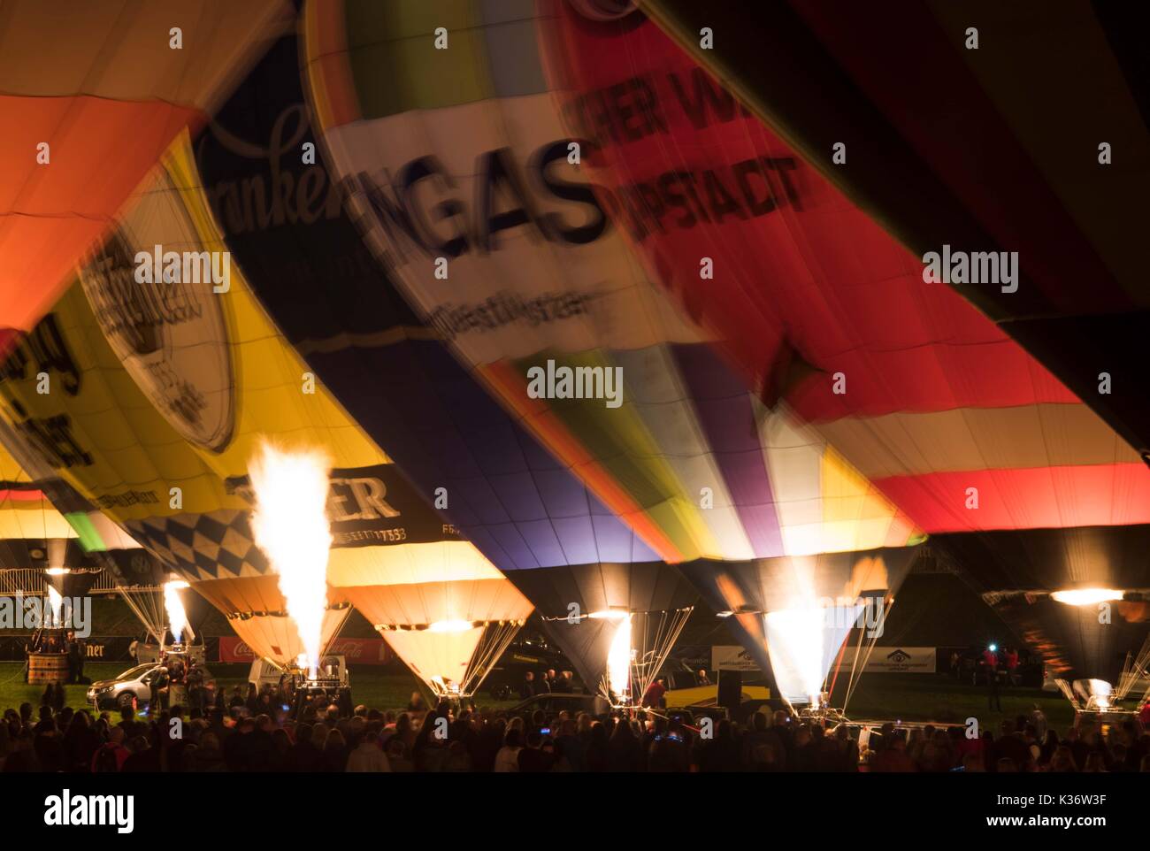 Heißluft-ballons bei hte sogenannten Night-Glow Ereignis am Eröffnungsabend der 27 Warsteiner Internationale Montgolfiade in Warstein, Deutschland, 1. September 2017. Foto: Bernd Thissen/dpa Stockfoto