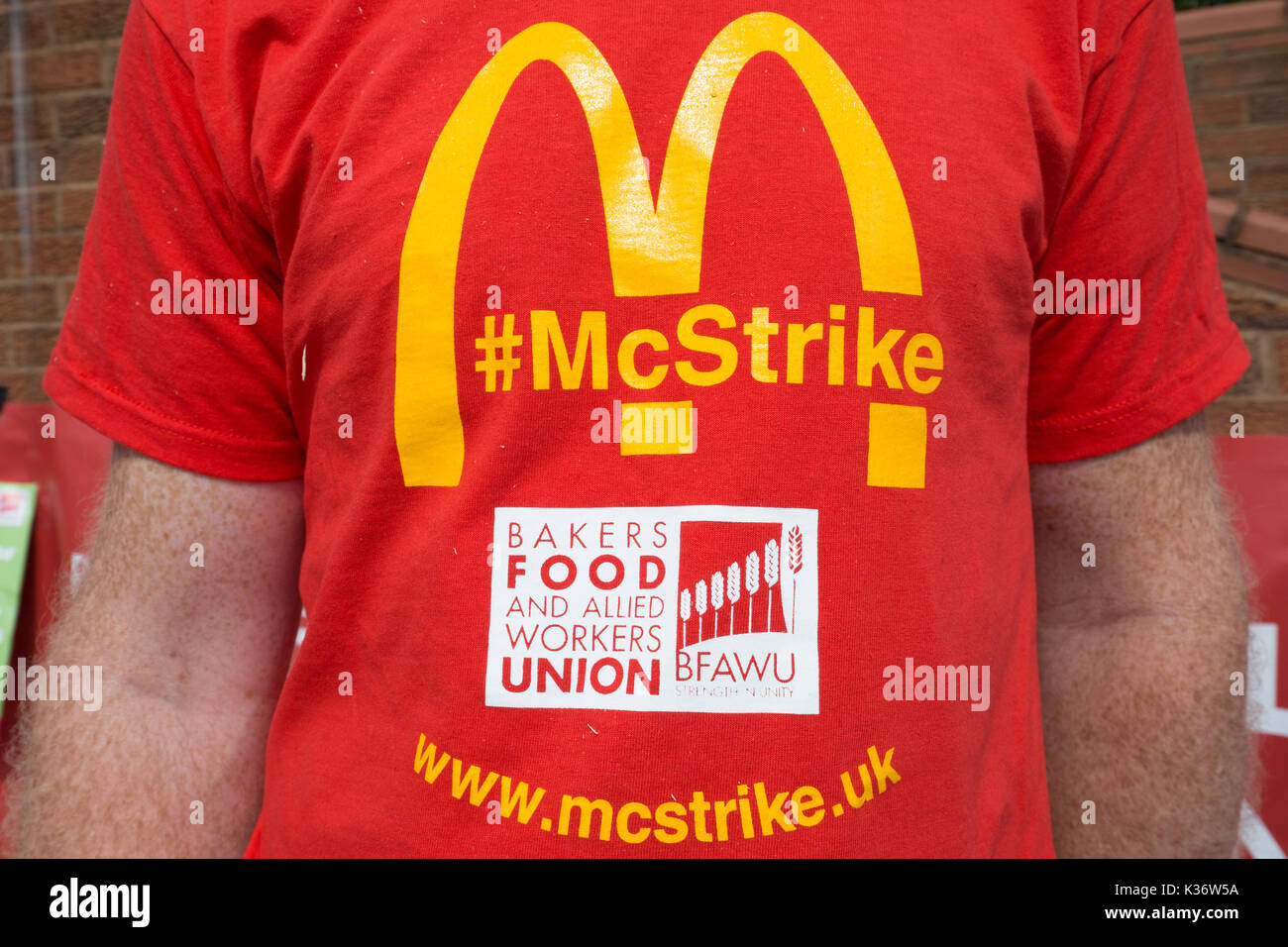 London, Großbritannien. 2. September 2017. Bin cStrike Protest" von McDonald's fast food Mitarbeiter außerhalb McDonald's HQ in East Finchley, nördlich von London. Credit: Guy Corbishley/Alamy leben Nachrichten Stockfoto