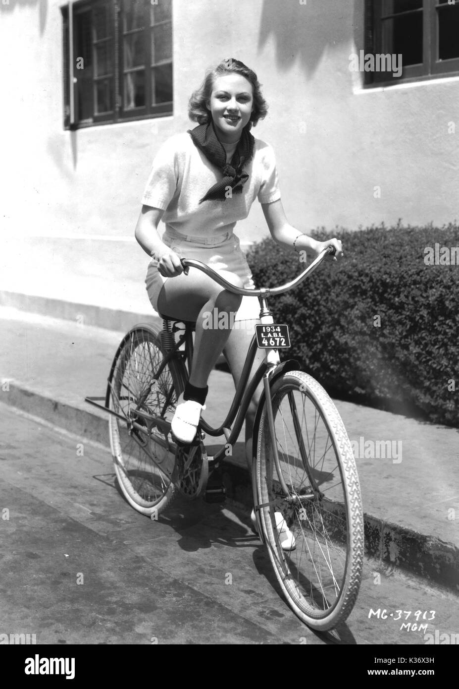 Jean Howard Schauspielerin Fahrrad 30er Kennzeichen Nummernschild Stockfotografie Alamy