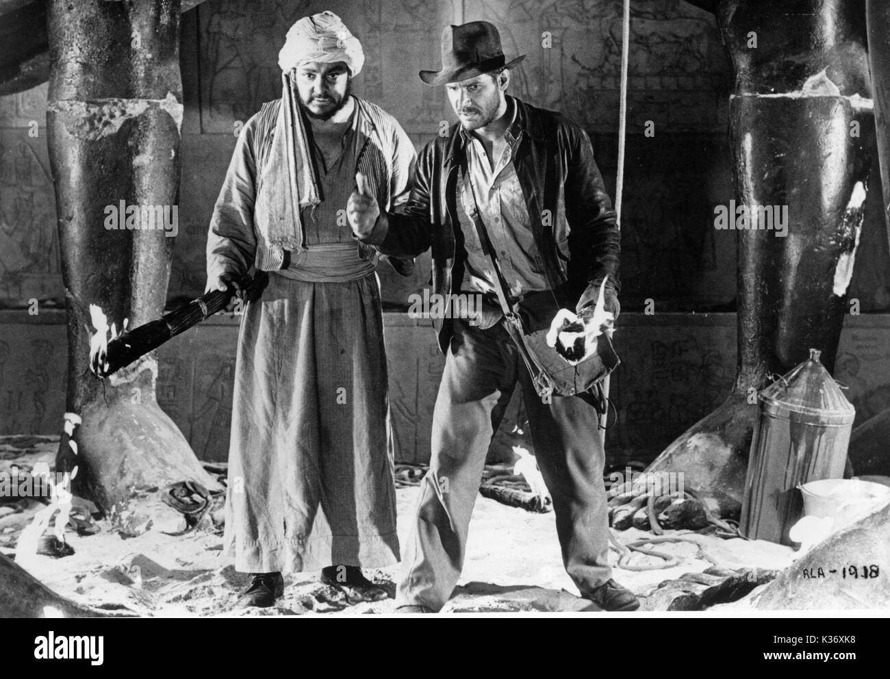 Jäger des verlorenen Schatzes Paramount Pictures/Lucasfilm LTD JOHN RHYS-DAVIES als SALLAH, Harrison Ford als INDIANA JONES Datum: 1981 Stockfoto