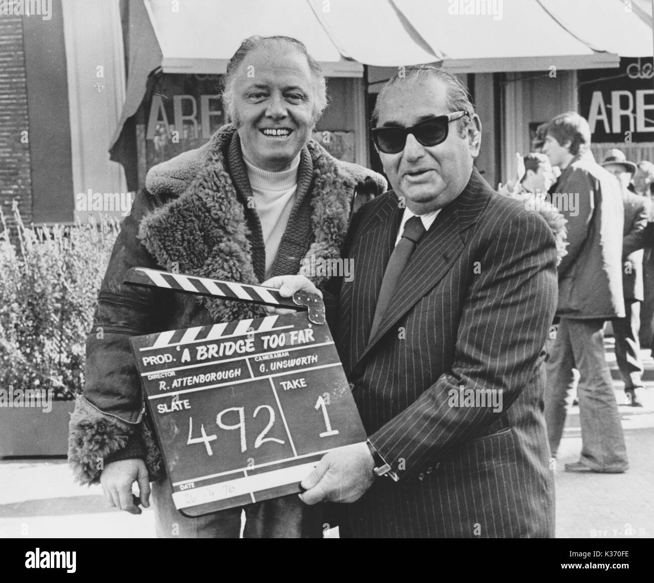 REGISSEUR RICHARD ATTENBOROUGH UND PRODUZENT JOSEPH E LEVINE 1976, SCHÜRZENVORSTAND, REGISSEUR RICHARD ATTENBOROUGH UND PRODUZENT JOSEPH E LEVINE, SCHÜRZENVORSTAND 1976 Stockfoto