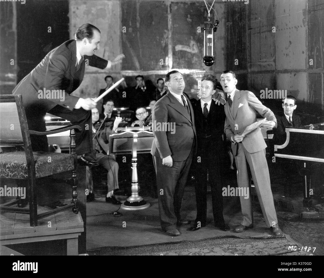 OLIVER HARDY, Stan Laurel, CHARLIE CHASE am Mikrofon Stockfoto