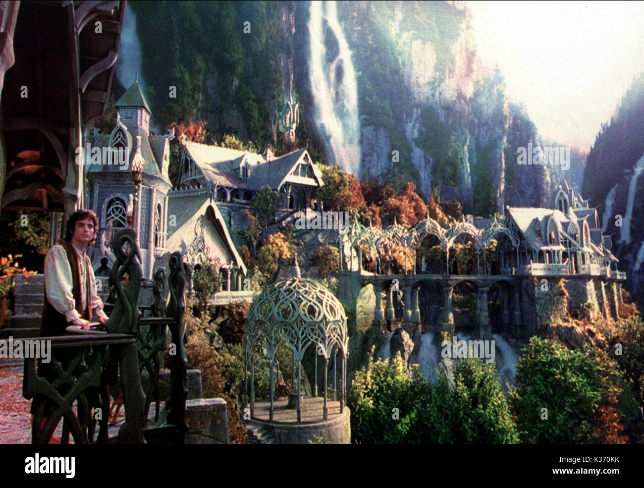Der HERR DER RINGE DIE GEFÄHRTEN Elijah Wood als Frodo Beutlin in Rivendell MÜSSEN SIE QUELLE