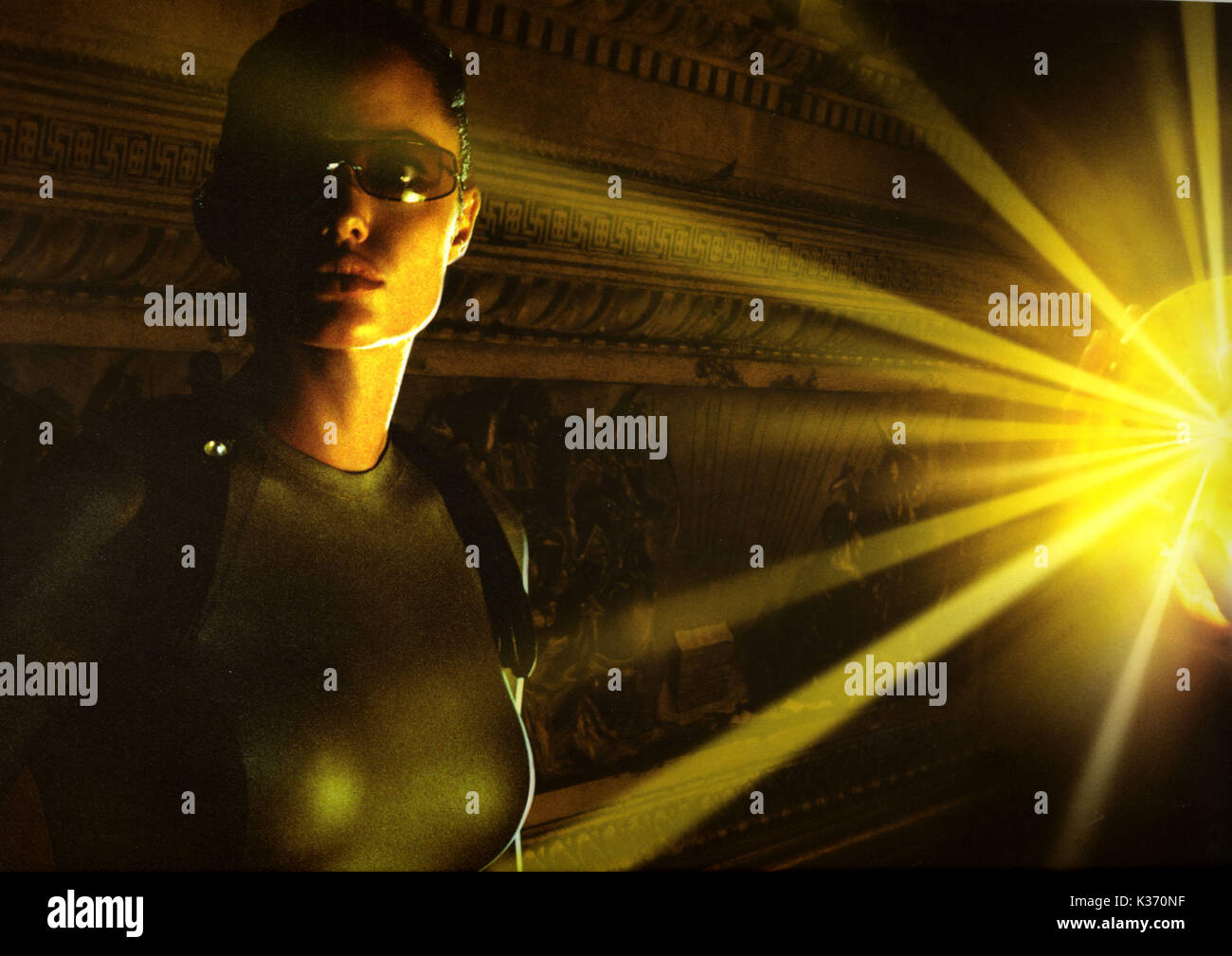 LARA CROFT TOMB RAIDER 2: DIE WIEGE DES LEBENS LARA CROFT TOMB RAIDER 2: DIE WIEGE DES LEBENS Datum: 2003 Stockfoto