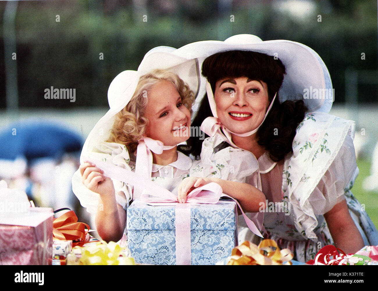 MOMMIE LIEBSTE unter der Regie von Frank Perry mit Mara Hobel wie die junge Christina Crawford und Faye Dunaway als ihre Adoptivmutter, Film star Joan Crawford Film von Paramount Pictures Datum: 1981 Stockfoto