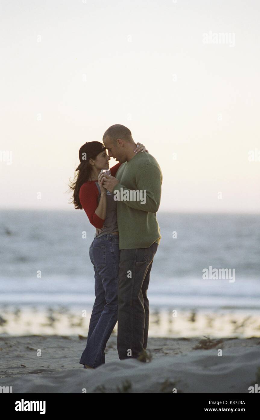 Ein Mann neben VIN DIESEL UND JACQUELINE OBRADORS A NEW LINE CINEMA Film Datum: 2003 Stockfoto