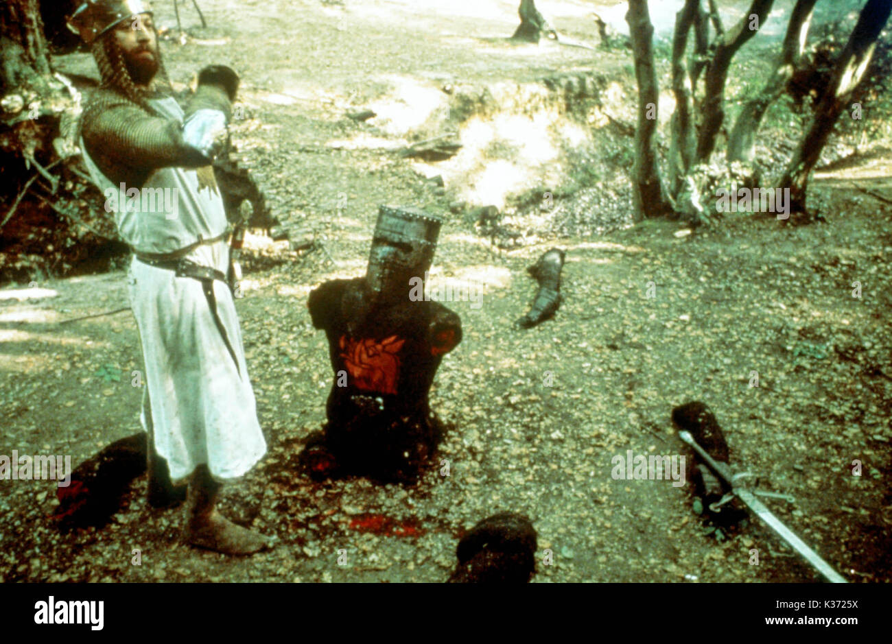 MONTY PYTHON UND DER HEILIGE GRAL GRAHAM CHAPMAN als König Arthur, links EIN PYTHON BILD Datum: 1975 Stockfoto