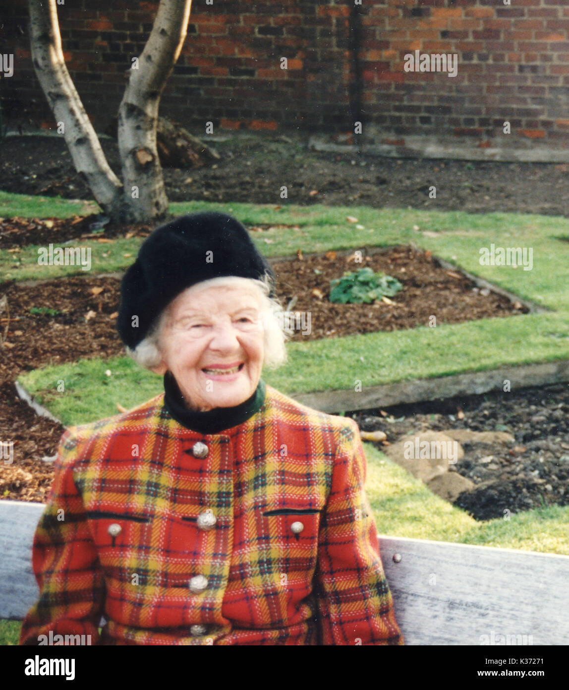 JOAN MORGAN AM 31. OKTOBER 1995 IN KENNINGTON PARK, wo Joan pflanzte Flieder IN ERINNERUNG AN DIE STILLE amerikanische Schauspielerin BLANCHE SWEET. JOAN MORGAN MIT FILM HISTORIKER NICHOLAS HILEY AM 31. OKTOBER 1995 IN KENNINGTON PARK, wo Joan pflanzte Flieder IN ERINNERUNG AN DIE STILLE amerikanische Schauspielerin BLANCHE SWEET. Bild aufgenommen von Ronald gewähren. Stockfoto