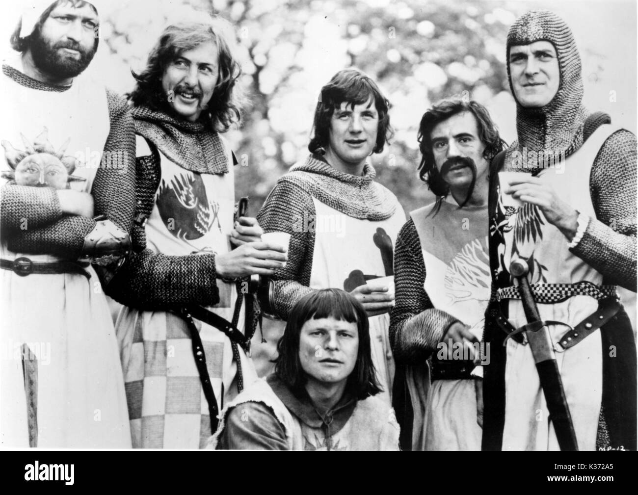 MONTY PYTHON UND DER HEILIGE GRAL L-R: Graham Chapman, ERIC IDLE, Michael Palin, Terry Jones, John CLEESE UND TERRY GILLIAM Stockfoto
