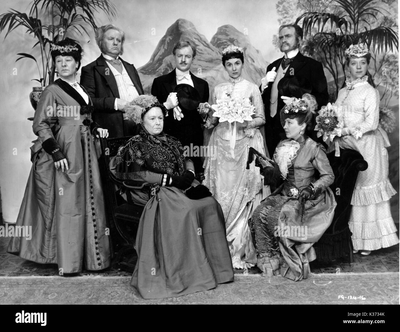 Die MAGIC BOX STEHEND L-R, EVERLEY GREGG, FRANK PETTINGALE, Peter Reynolds, MARIANNE STEIN, MAURICE COLBOURNE, ANN LANCASTER SITZT L-R, AMY VENESS, BESSIE LOVE Stockfoto
