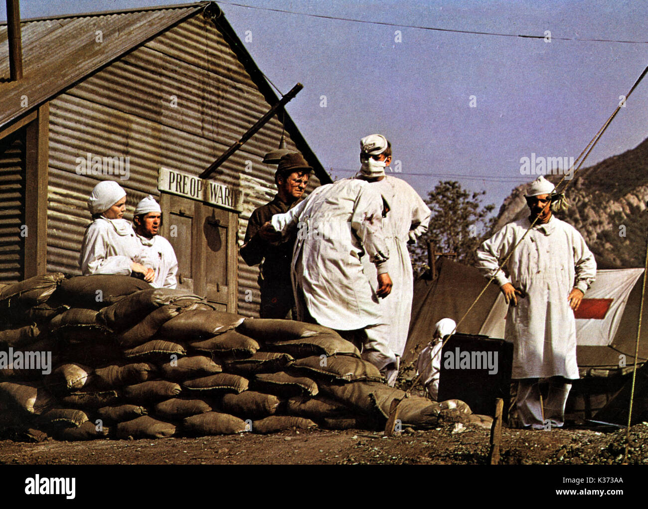 MASH [USA 1970] aka M*A*S*H [?], Tom Skerritt, Gary Burghoff als Radar, Robert Duvall [beugte sich über], Donald Sutherland als Kapitän 'Hawkeye' Pierce, Elliott Gould als Kapitän 'Trapper John' mcintyre Datum: 1970 Stockfoto