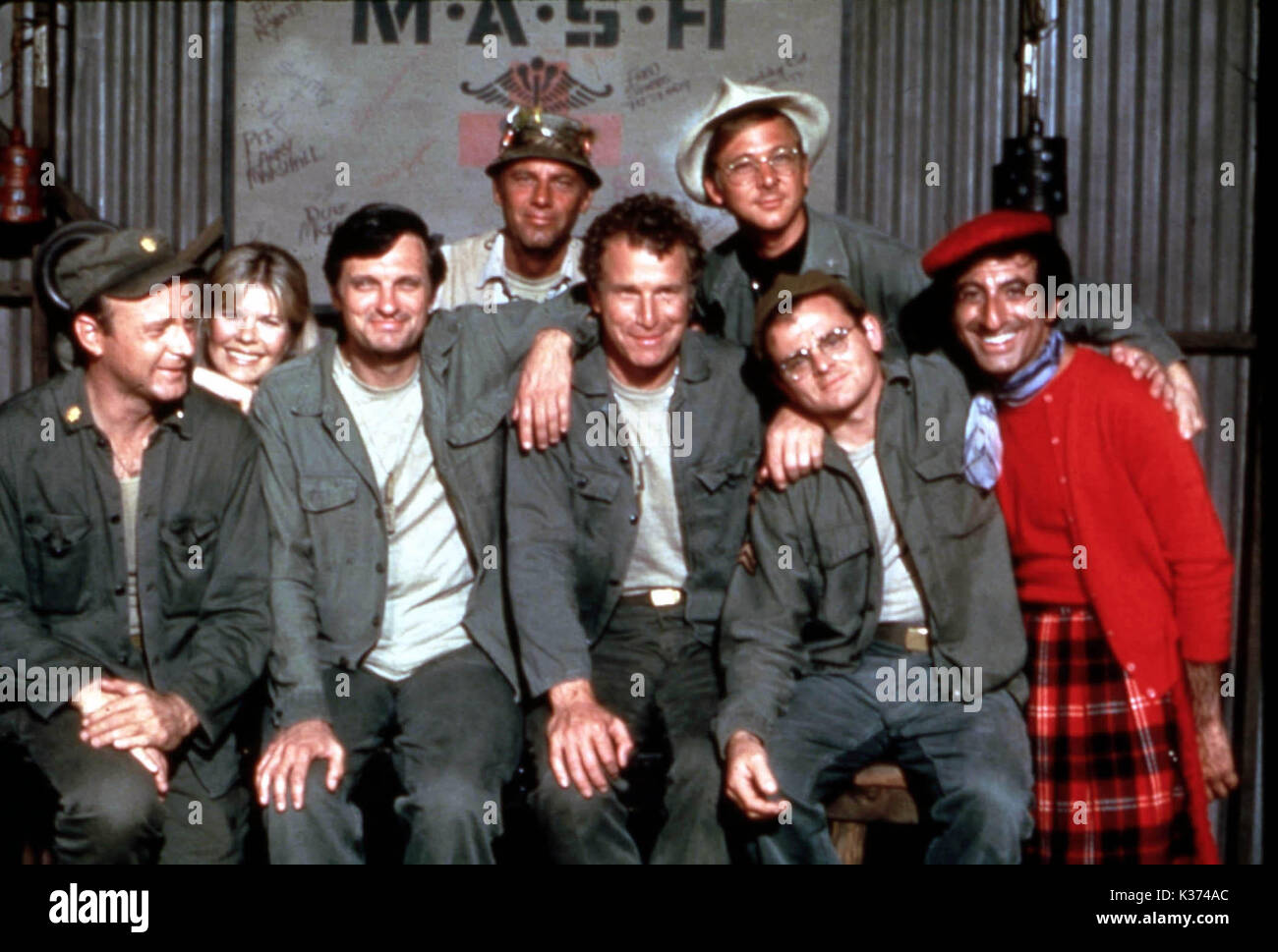 M*A*S*H [US-TV-Serien 1972 -1983] aka MASH JAMES FARR als Corporal Kinger, Gary Burghoff als Radar, Loretta Swit als wichtige 'Hot Lips' O'Houlihan M*A*S*H [US-TV-Serien 1972 -1983] aka MASH [L - R] Larry Linville als Major Frank Burns, Loretta Swit als wichtige 'Hot Lips' O'Houlihan, Alan Alda als Kapitän 'Hawkeye' Pierce, MCLEAN STEVENSON als Lt Colonel Henry Blake, Wayne Rogers als Kapitän 'Trapper John' Mcintyre, William Christopher als Father Mulcahy, Gary Burghoff als Radar, JAMES FARR als Corporal Kinger Stockfoto