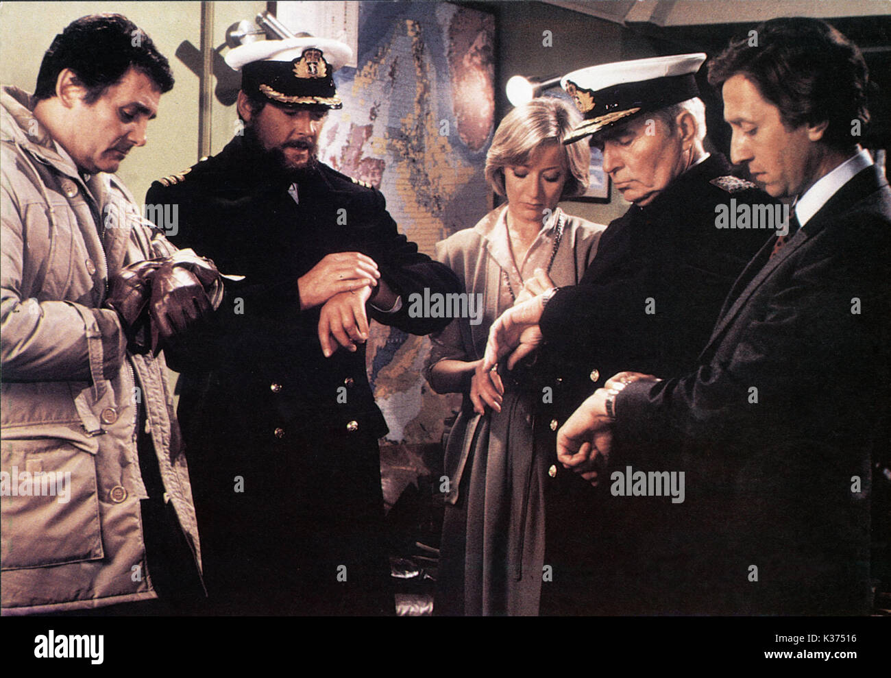 NORTH SEA HIJACK L-R: DAVID HEDISON, Roger Moore,?, James Mason und JEREMY CLYDE Stockfoto