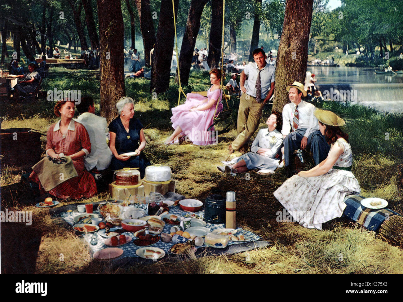 Picknick [USA 1955] L-R, Betty Field, Cliff Robertson, Verna Felton, Kim Novak, William Holden, Rosalind Russell, Arthur O'Connell, Susan Strasberg Stockfoto