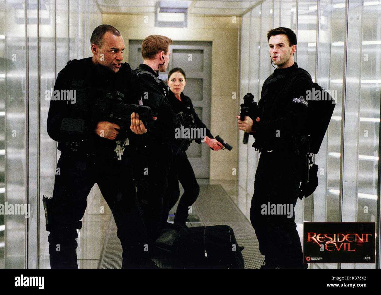 RESIDENT EVIL COLIN SALMON, nicht identifizierte, HEIKI MAKATSC, unbekannter Constantin Film Produktion Datum: 2002 Stockfoto