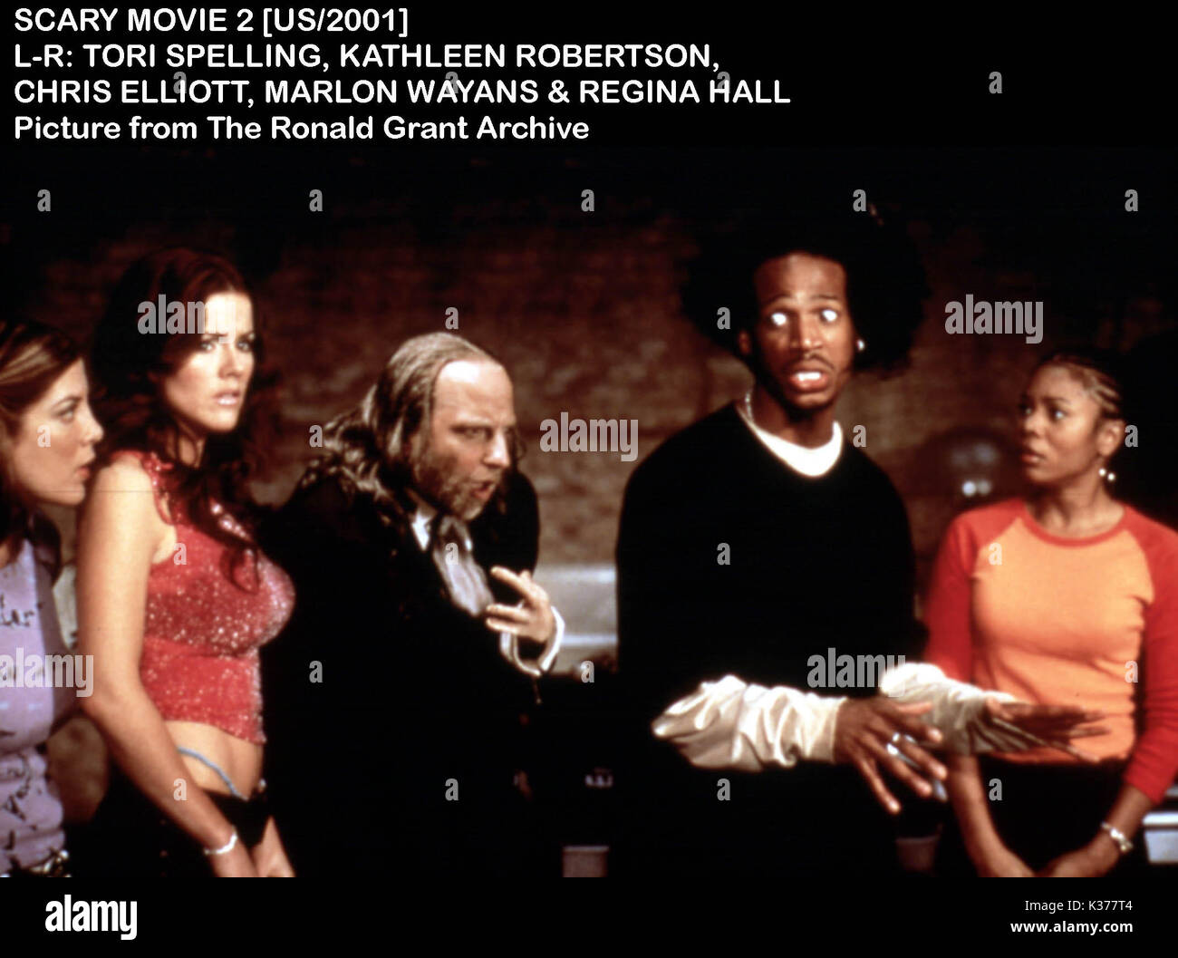 SCARY MOVIE 2 [US 2001 Tori Spelling, Kathleen Robertson, CHRIS ELLIOT, Marlon Wayans, REGINA HALL Stockfoto