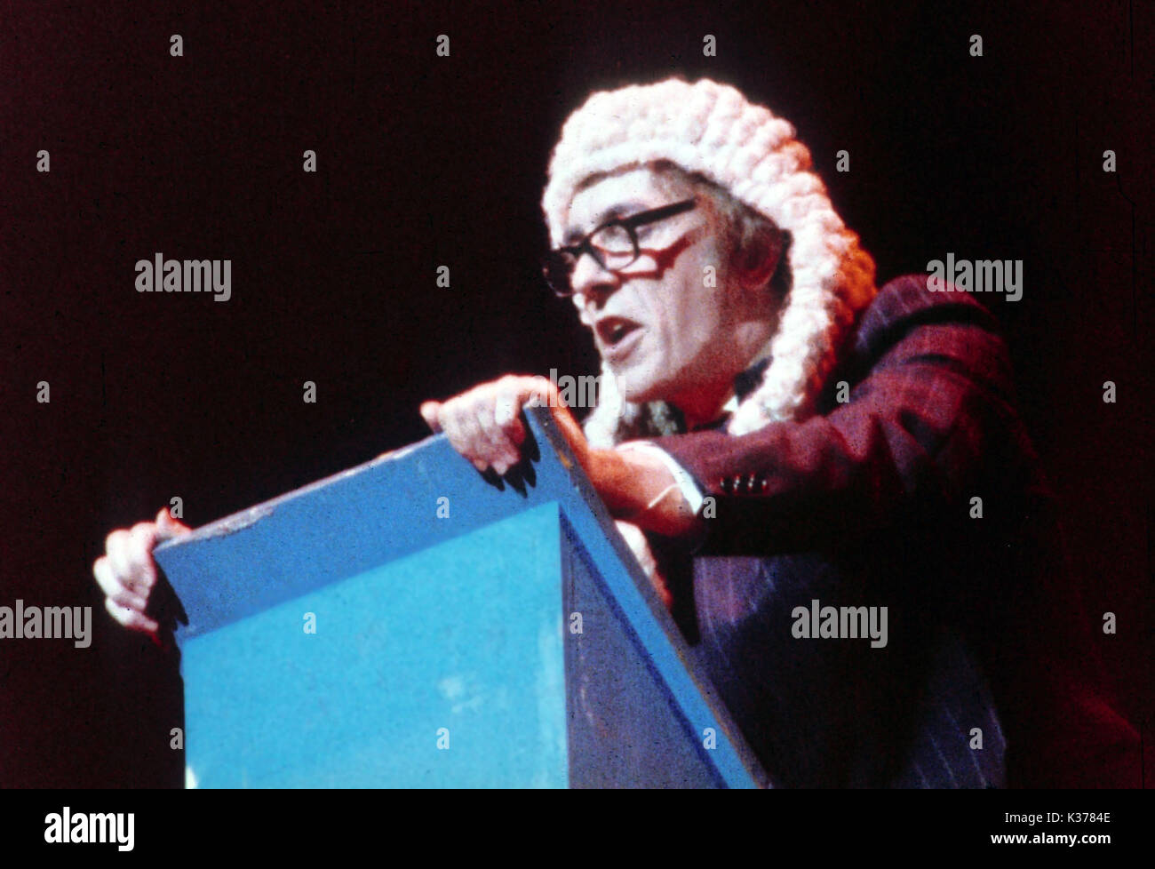 Peter Cook weist die Jury in dem Film über die Spendensammlungsgala 1979, DEN GEHEIMPOLIZEIBALL, mit DEM TITEL „Es liegt an dir“ an Stockfoto