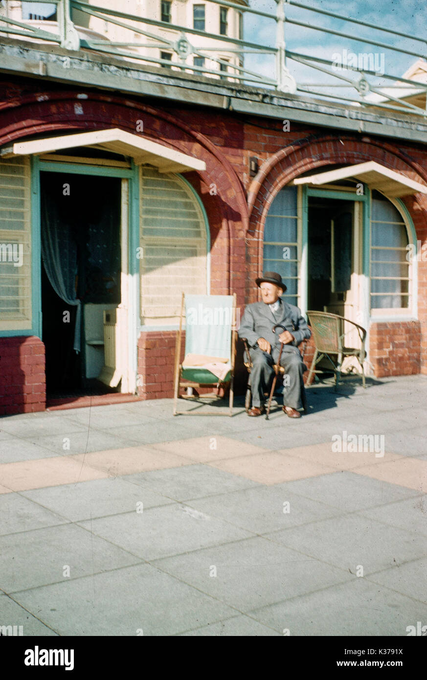 DER FRÜHE BRITISCHE FILMEMACHER GEORGE ALBERT SMITH IM RUHESTAND VOR SEINEM „BOGEN“ AN DER BRIGHTON SEAFRONT 1957 35MM TRANSPARENCY VON GRAHAM HEAD Stockfoto