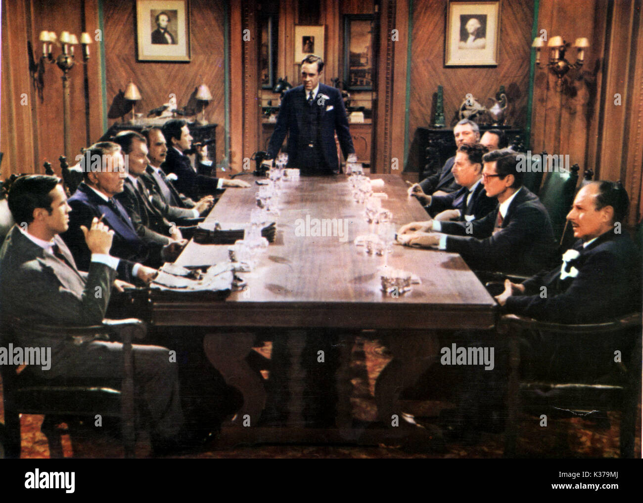 Die ST. VALENTINSTAG MASSAKER (US 1967) C 20. FOX JASON ROBARDS als Al Capone (stehend Mitte) Datum: 1967 Stockfoto