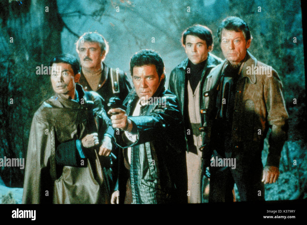 STAR TREK III DIE SUCHE NACH SPOCK GEORGE TAKEI, JAMES DOOHAN, WILLIAM SHATNER, WALTER KOENIG UND DEFOREST KELLEY EIN ÜBERRAGENDER BILDSTAR TREK III DIE SUCHE NACH SPOCK Datum: 1984 Stockfoto