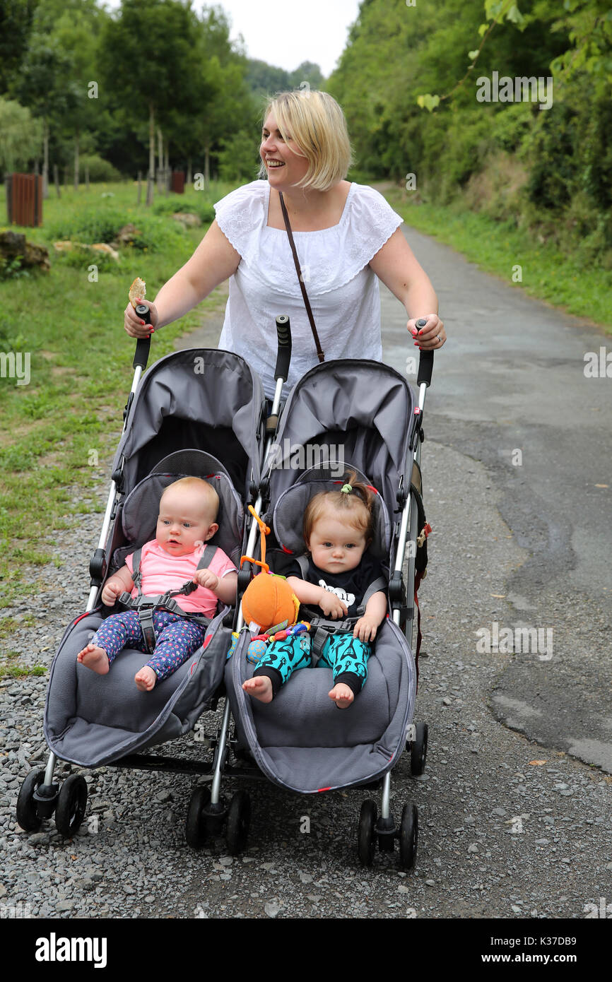 Mutter mit Zwillingen im Kinderwagen Stockfotografie - Alamy