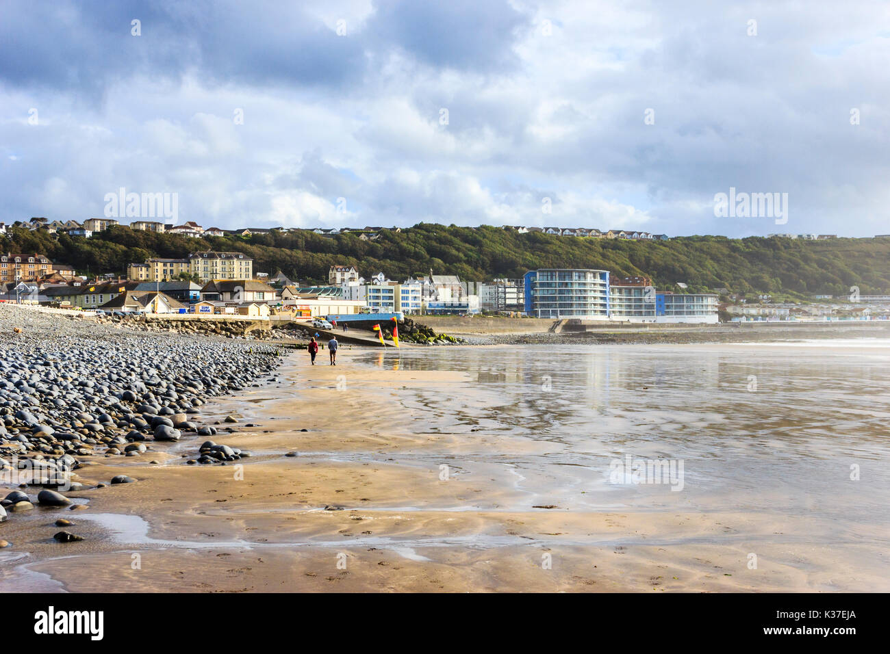 Flut auf dem sandigen Strand an der Westward Ho!, Devon, England, Großbritannien Stockfoto